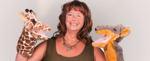 Anja Henkel mit Handpuppen: Giraffe und Wolf